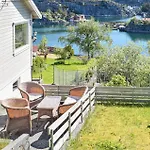 2 Bedroom Cozy In Hauglandshella 펜션 Kolavag