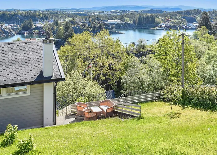 2 Bedroom Cozy In Hauglandshella Feriehus